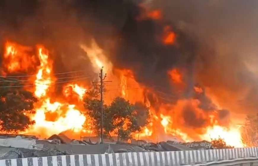 विकास नगर में भीषण आग, 50+ झुग्गियां राख, सिलेंडर ब्लास्ट से मचा हड़कंप