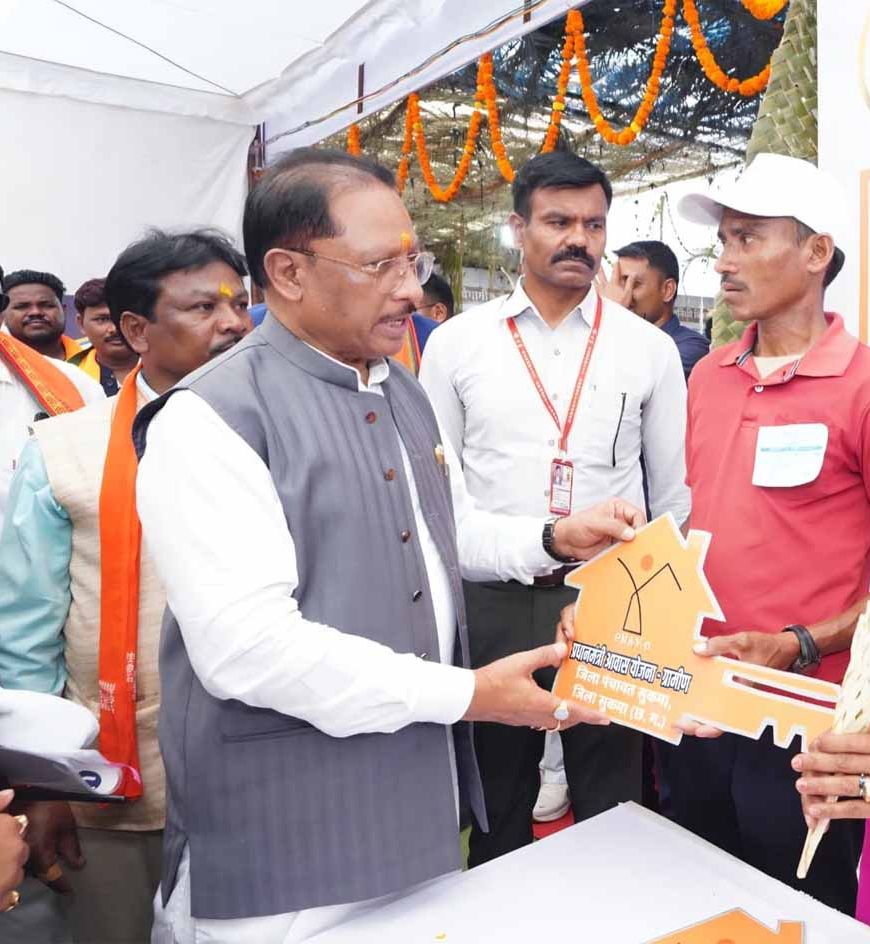 सिलगेर के माड़वी कोसा की मेहनत रंग लाई: अपने हाथों से बनाया घर, CM ने सौंपी खुशियों की चाबी