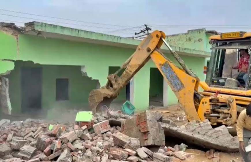 संभल में ईदगाह-इमामबाड़े के बाद अब मस्जिद और मदरसे पर चला बुलडोजर, सरकारी जमीन पर था कब्जा