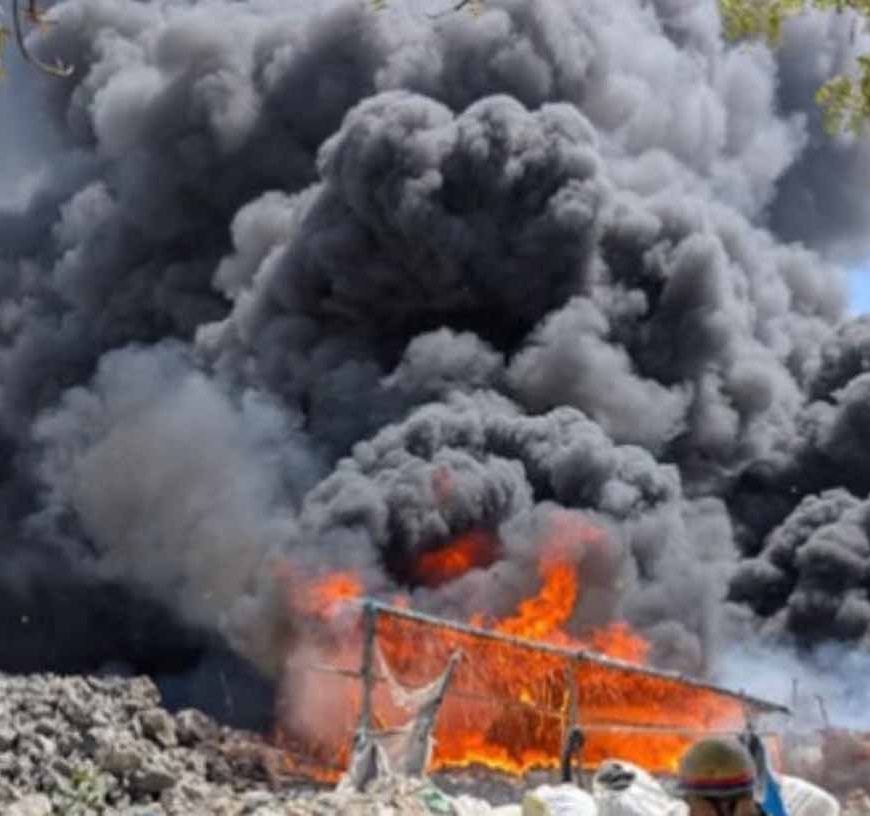 गाजियाबाद में भीषण आग: 125 झुग्गियां जलकर राख, सिलेंडर धमाकों से दहला इलाका