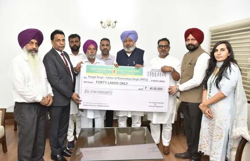 पंजाब में परिवहन मंत्री ने PRTC कंडक्टर के परिवार को 40 लाख रुपये दिए, ड्यूटी के दौरान हुई थी मौत