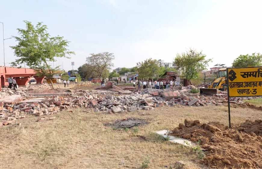 जयपुर में अतिक्रमण हटाने पर बवाल, महिलाओं ने जेसीबी पर फेंके पत्थर