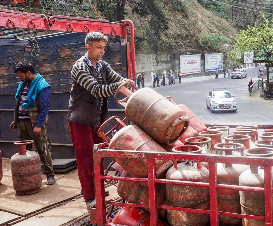 रांची में अवैध गैस सिलेंडर कारोबार पर बड़ी छापेमारी, 200+ सिलेंडर जब्त