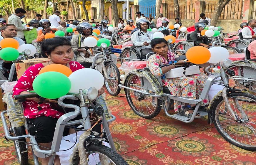एमसीबी : जिला प्रशासन की त्वरित संवेदनशीलता : दिव्यांग रामकृपाल को तत्काल मिली मोटराइज्ड ट्राईसाइकिल