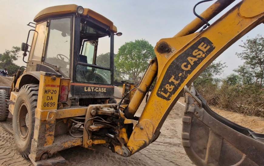 70 ट्रैक्टर अवैध डंप रेत जब्त, कलेक्टर के निर्देश पर सख्त कार्रवाई