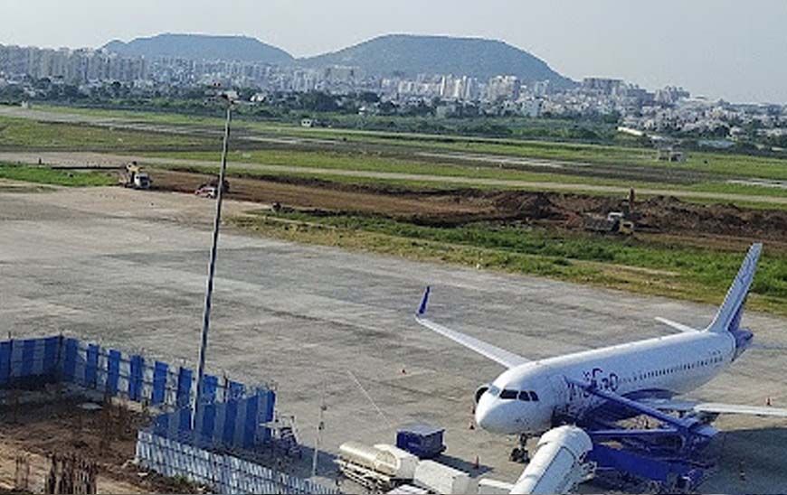 पुणे एयरपोर्ट पर वायुसेना विमान की हार्ड लैंडिंग, गियर फेल होने से रनवे हुआ बंद