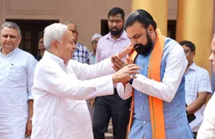 कंधे पर हाथ, चेहरे पर मुस्कान: CM सम्राट और नीतीश की पहली मुलाकात की खास तस्वीर