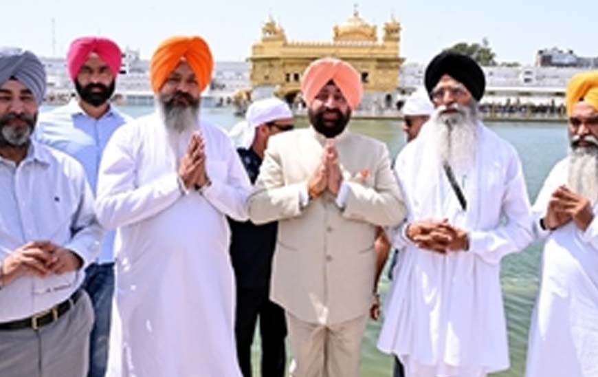 उत्तराखंड के गवर्नर एस. गुरमीत सिंह ने श्री दरबार साहिब में माथा टेका, एडवोकेट धामी ने गोल्डन मॉडल से किया सम्मानित