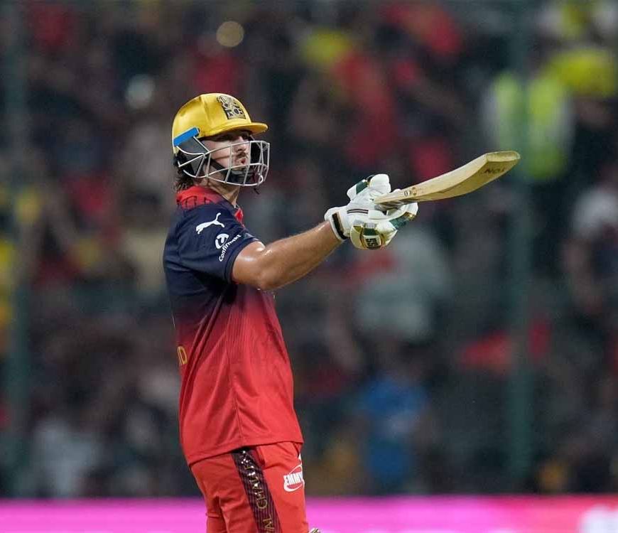 रॉयल चैलेंजर्स बैंगलोर की आधी टीम पवेलियन लौटी, टिम डेविड आउट—अक्षर पटेल का कमाल