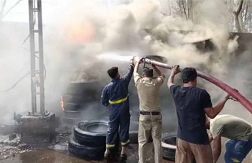 मोगा में चिंगारी बनी आफत: कटर से उठी आग में वर्कशॉप के बाहर खड़ी गाड़ियां राख