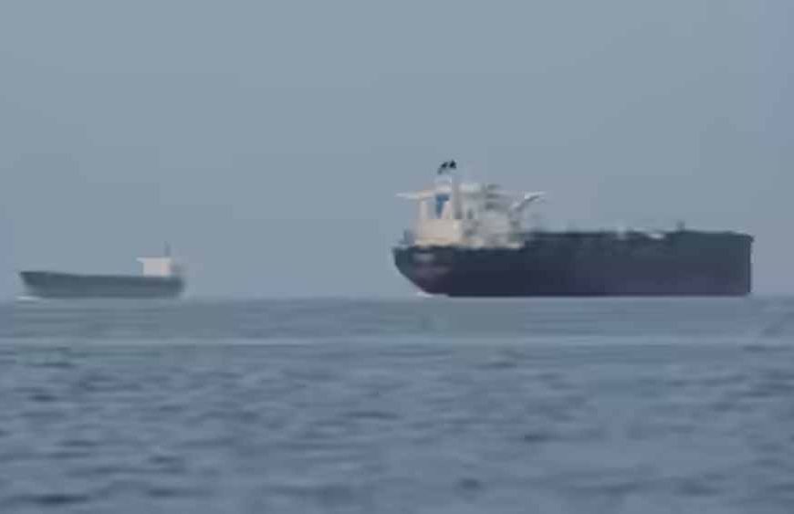 होर्मुज जलडमरूमध्य में तनाव: भारतीय तेल टैंकर पर गोलीबारी, दो जहाज पीछे हटे