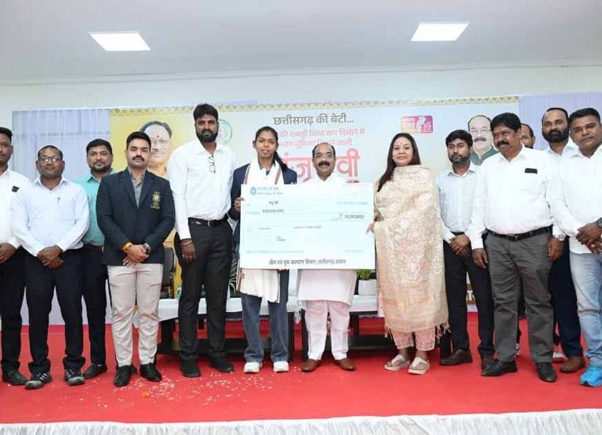 उप मुख्यमंत्री साव ने सौंपा चेक, राज्य में पहली बार किसी खिलाड़ी को मिली इतनी बड़ी प्रोत्साहन राशि