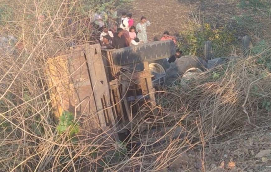 गड्ढे में पलटा ट्रैक्टर, 4 दोस्तों की मौत; डिंडौरी से गिट्टी लेने अनूपपुर आए थे, जेसीबी से निकाले गए शव