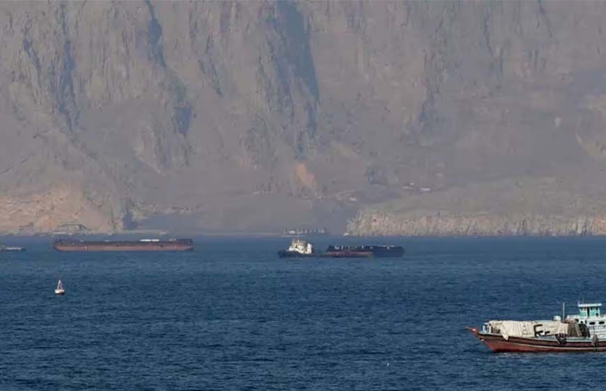 स्ट्रेट ऑफ होर्मुज से निकला ईरानी जहाज, अमेरिका ने किया वार; अब कैसे होगी बातचीत?