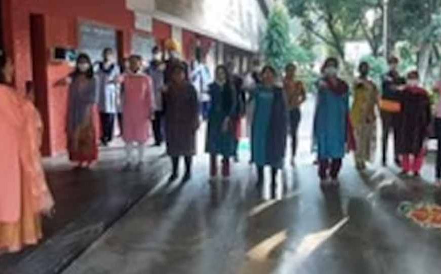 सरकारी स्कूल में 24 महिला कर्मचारियों से उत्पीड़न का आरोप, दफ्तर के कर्मचारी पर गंभीर सवाल