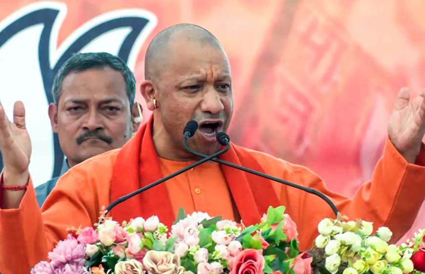 गारबेटा में भी योगी-योगी, सड़कों-छतों पर खड़े होकर हजारों लोगों ने किया बुलडोजर बाबा का दीदार