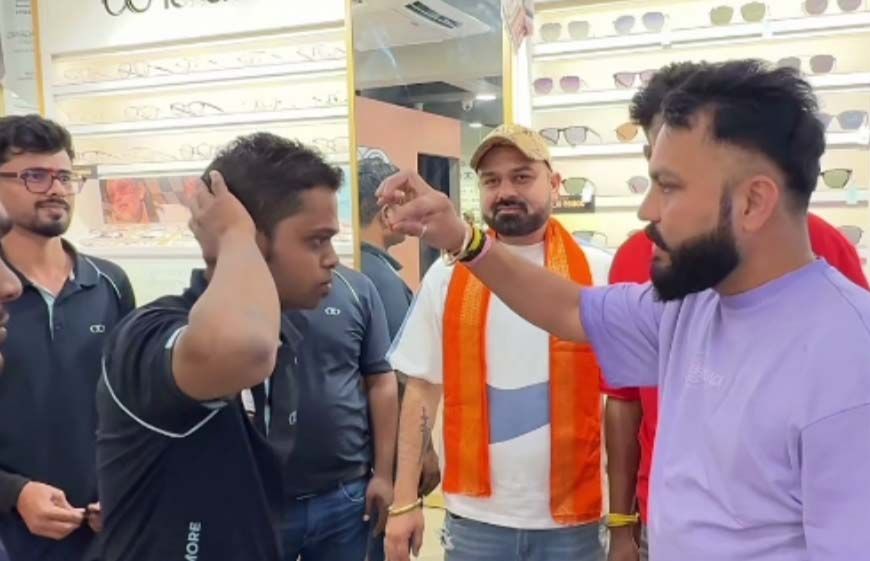 भोपाल-छिंदवाड़ा में लेंसकार्ट शोरूम पर बजरंग दल का प्रदर्शन, कर्मचारियों को तिलक और कलाई पर कलावा बांधा