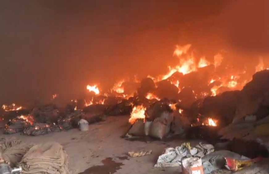 कांकेर राइस मिल में भीषण आग: लाखों का धान और बारदाना जलकर खाक