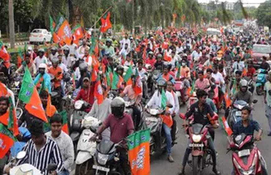 बंगाल में बाइक रैली पर सख्ती: पीछे बैठना भी पड़ा भारी, चुनाव आयोग का बड़ा फैसला