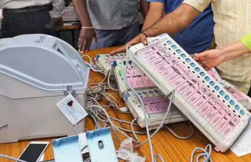EVM के बटन पर गोंद या परफ्यूम लगाने पर होगी सख्त कार्रवाई, बंगाल चुनाव से पहले EC का अलर्ट