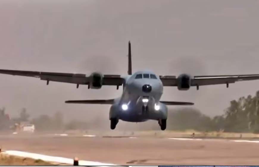 पूर्वांचल एक्सप्रेस-वे पर IAF का दमखम, सुखोई और मिराज की गर्जना से कांपा आसमान