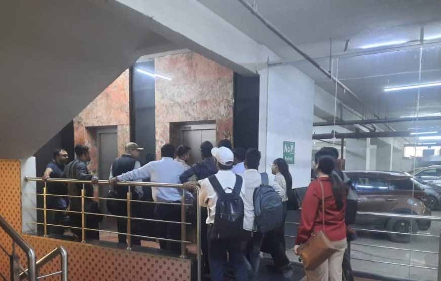 करेंसी टावर में लिफ्ट फेल, सुरक्षा पर सवाल: IAS के बाद अब कांग्रेस नेता भी फंसे