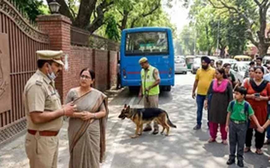 Ludhiana के स्कूलों में फिर बम की धमकी: ईमेल मिलते ही पुलिस अलर्ट, मचा हड़कंप