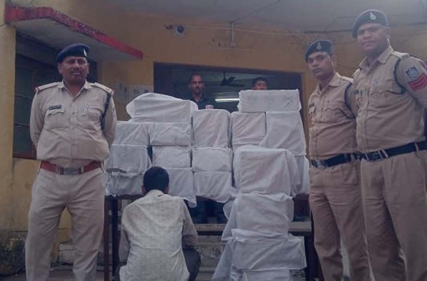 बिना नंबर की बोलेरो में 19 पेटी अंग्रेजी शराब जब्त, सनेह उर्फ शनि सिंह गिरफ्तार—एक आरोपी फरार