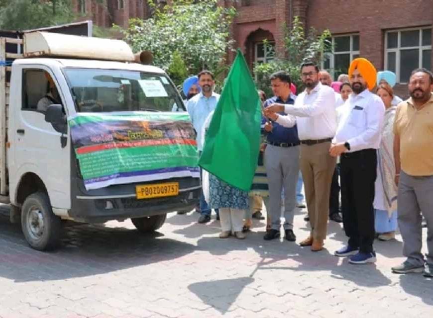 डिप्टी कमिश्नर अमृतसर ने किसान जागरूकता वैन को हरी झंडी दिखाई