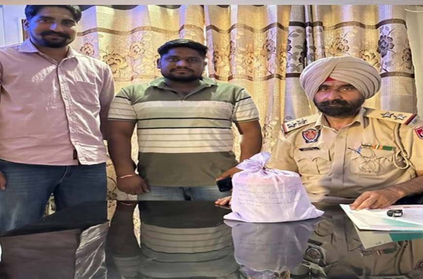 अमृतसर में पुलिस और BSF का बड़ा एक्शन, भारत-पाक सीमा से 980 ग्राम हेरोइन बरामद; तस्करों की तलाश जारी
