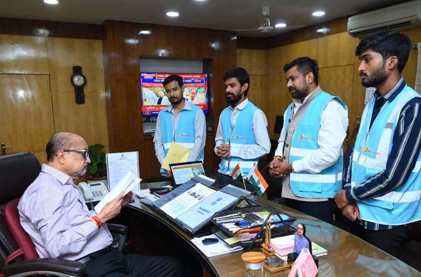 रायपुर : राज्यपाल डेका से फिल परमार्थ आश्रम के संस्थापक ने की भेंट