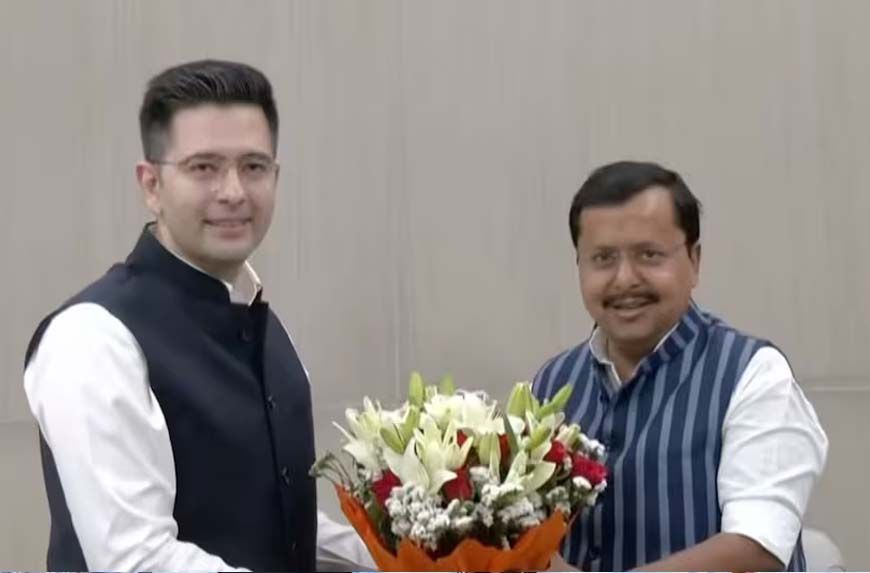 बीजेपी में शामिल हुए राघव चड्ढा, राज्यसभा सांसद राघव चड्ढा, संदीप पाठक और अशोक मित्तल, नितिन नवीन ने खिलाई मिठाई