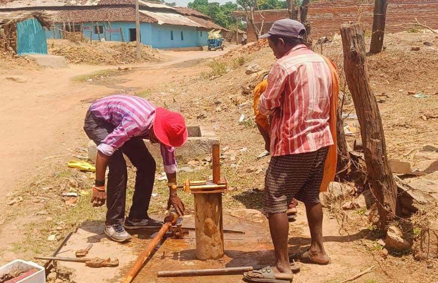 भीषण गर्मी में ग्रामीणों को मिली बड़ी राहत: भरतपुर के कई गाँवों में खराब हैंडपंप हुए दुरुस्त