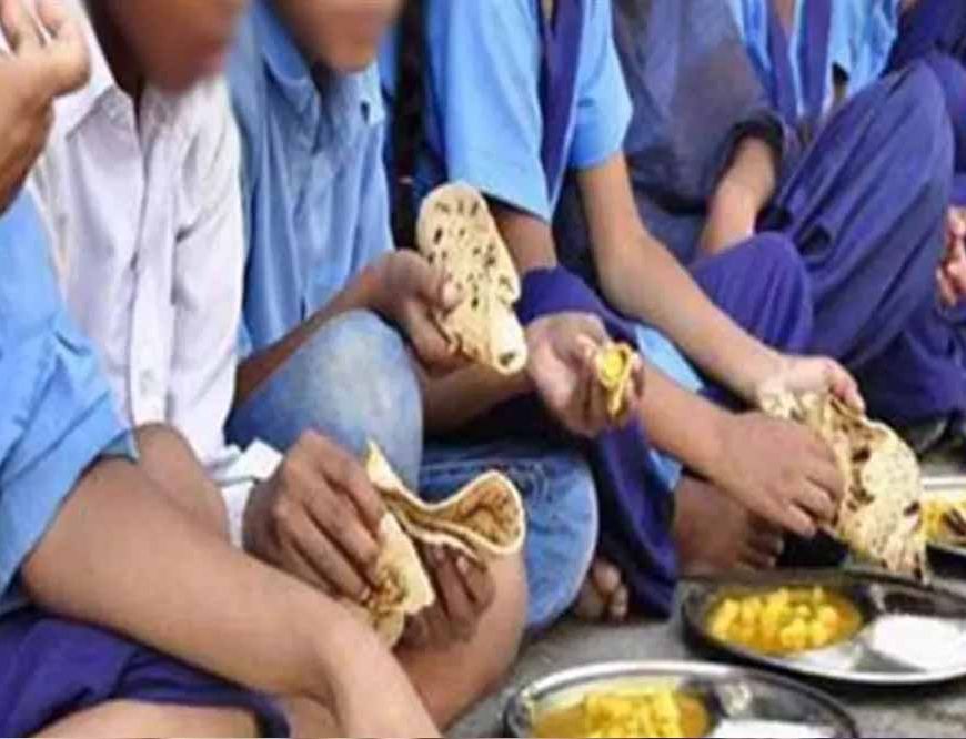 मिड-डे-मील में खराब पिन्नी से बच्चों की सेहत पर खतरा, स्कूलों में मचा हड़कंप