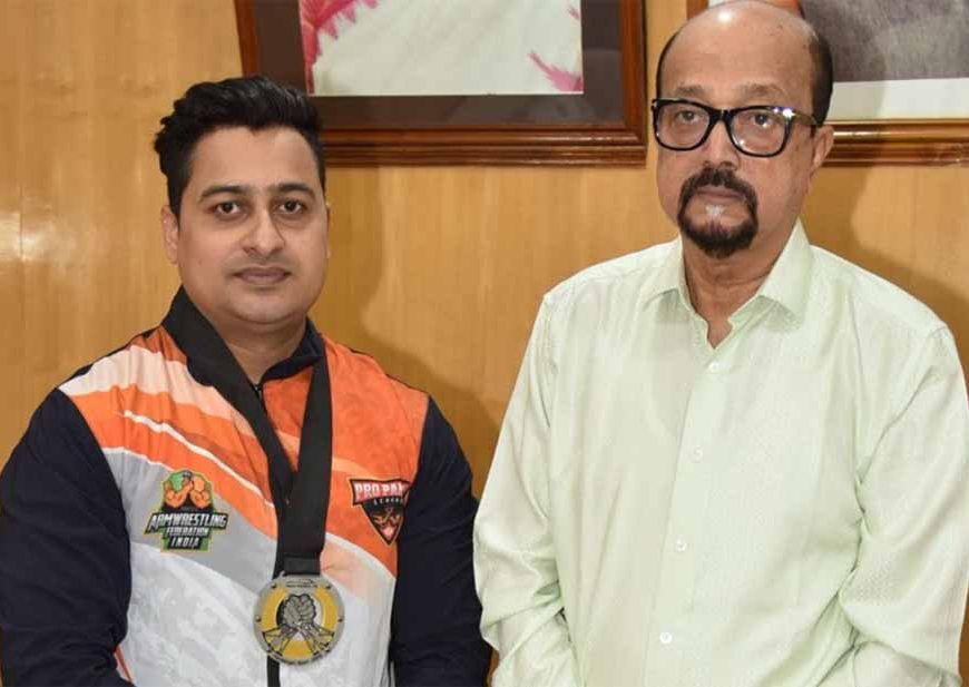 राज्यपाल  डेका ने स्वर्ण पदक विजेता आर्मरेसलर मंत झा को दी बधाई राज्यपाल  रमेन डेका