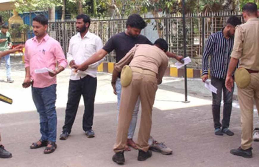 लखनऊ में होमगार्ड भर्ती परीक्षा के दौरान सख्त जांच, अभ्यर्थियों के आभूषण भी उतरवाए गए
