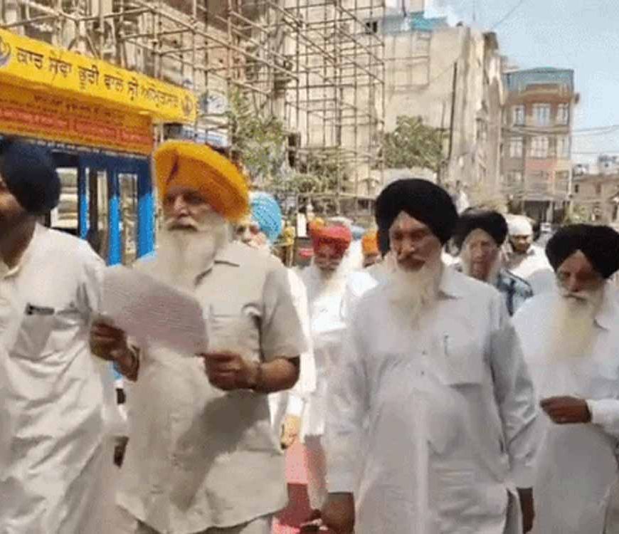 अमृतसर में अकाल तख्त साहिब पहुंचा SGPC प्रतिनिधिमंडल, सुखबीर बादल पर कार्रवाई की मांग