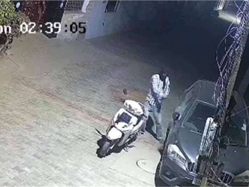 कारों के शीशे तोड़कर चोरी: एक्टिवा सवार नकाबपोश CCTV में कैद