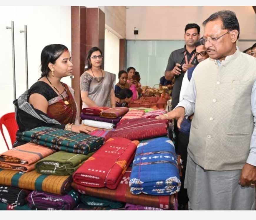 हाथ करघे से कमाई तक- ग्राम नारी की महिलाओं की सफलता का राज