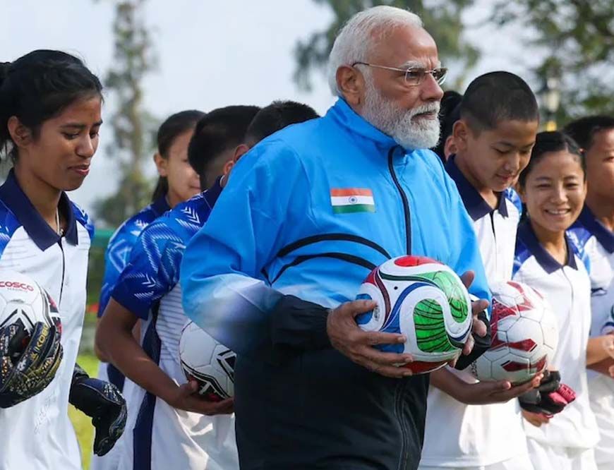 पीएम मोदी ने फुटबॉल मैच में गोल के बाद खिलाड़ियों के साथ मनाया जश्न, देखिए तस्वीरें