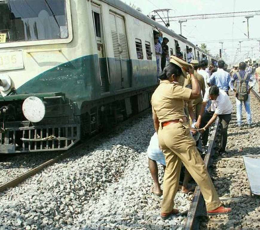 रेलवे की लापरवाही पर सरपंच का जिम्मा, गेटमैन न मिलने पर खुद दिखाते हैं ट्रेन को हरी झंडी