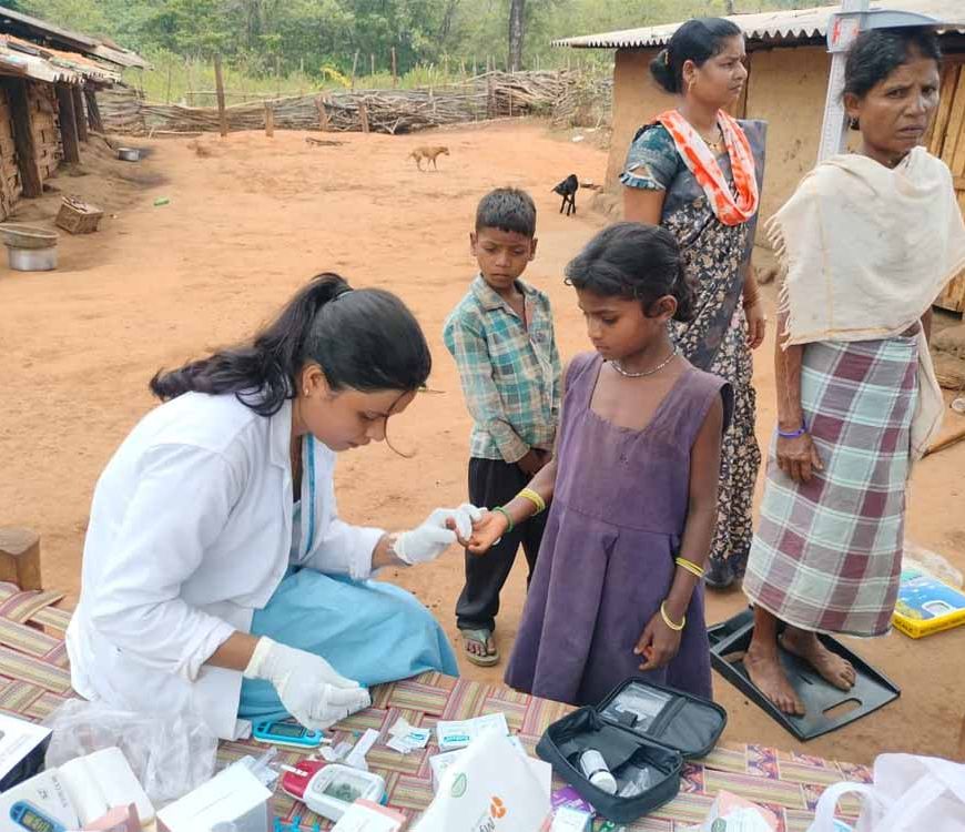 11 किमी की दूरी नहीं बनी बाधा, स्वास्थ्य टीम पहुंची लोहागांव के हर दरवाजे तक