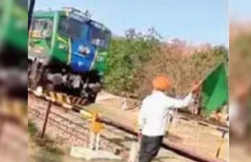 होशियारपुर में रेलवे ने नहीं दिया गेटमैन, सरपंच ने संभाला मोर्चा, रोजाना ट्रेन को दिखाते हैं हरी झंडी