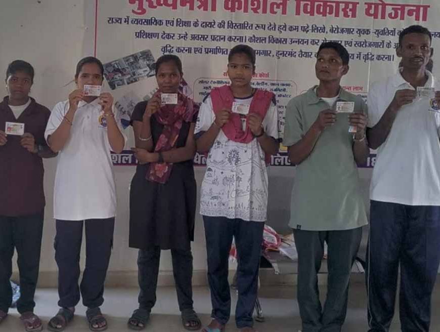 बंदूक छोड़ थामा ट्रैक्टर का स्टीयरिंग: नारायणपुर में आत्मसमर्पित नक्सलियों की नई पारी