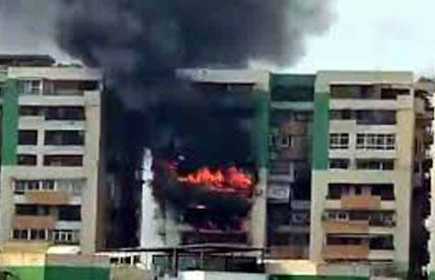 गाजियाबाद की गौर ग्रीन एवेन्यू सोसाइटी में भीषण आग: 9वीं मंजिल से शुरू होकर 13वीं तक पहुंची लपटें