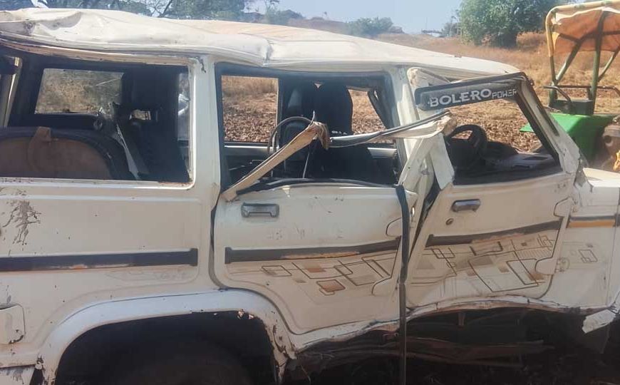 डिवाइडर में टकराई तेज रफ्तार बोलेरो दो घायल, चार को आई गंभीर चोटें