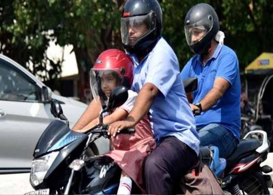 अब टू-व्हीलर पर पीछे बैठने वालों के लिए भी हेलमेट अनिवार्य, परिवहन विभाग का आदेश जारी