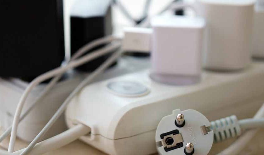 बिजली के उतार-चढ़ाव से बचाव: क्यों जरूरी है पूरे घर के लिए वोल्टेज स्टेबलाइजर