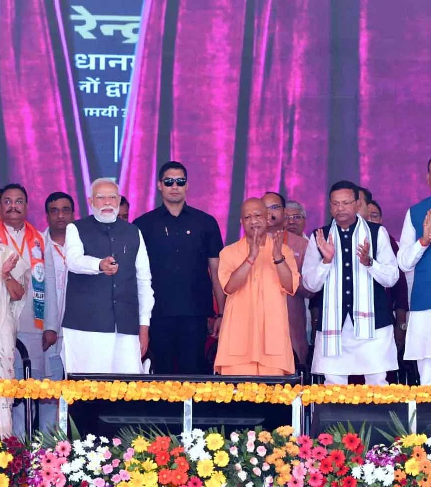 पीएम मोदी और सीएम योगी ने हरदोई में गंगा एक्सप्रेसवे का उद्घाटन, किसानों के योगदान की सराहना