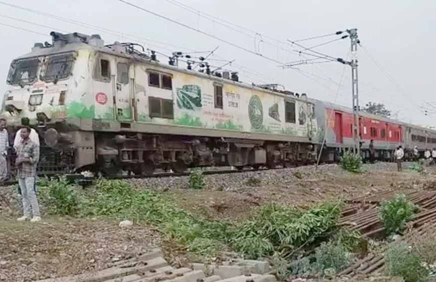 यूपी में आंधी-तूफान का असर, रेलवे ट्रैक पर गिरे पेड़ से संचालन प्रभावित